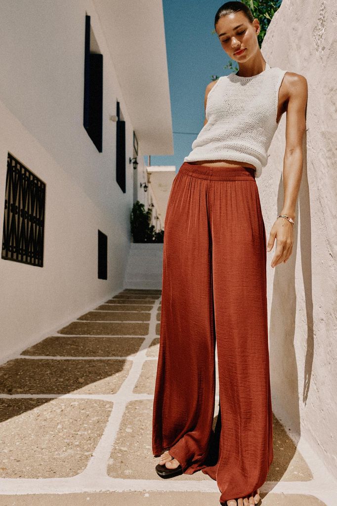 Pantalones ligeros Zara junio 2026