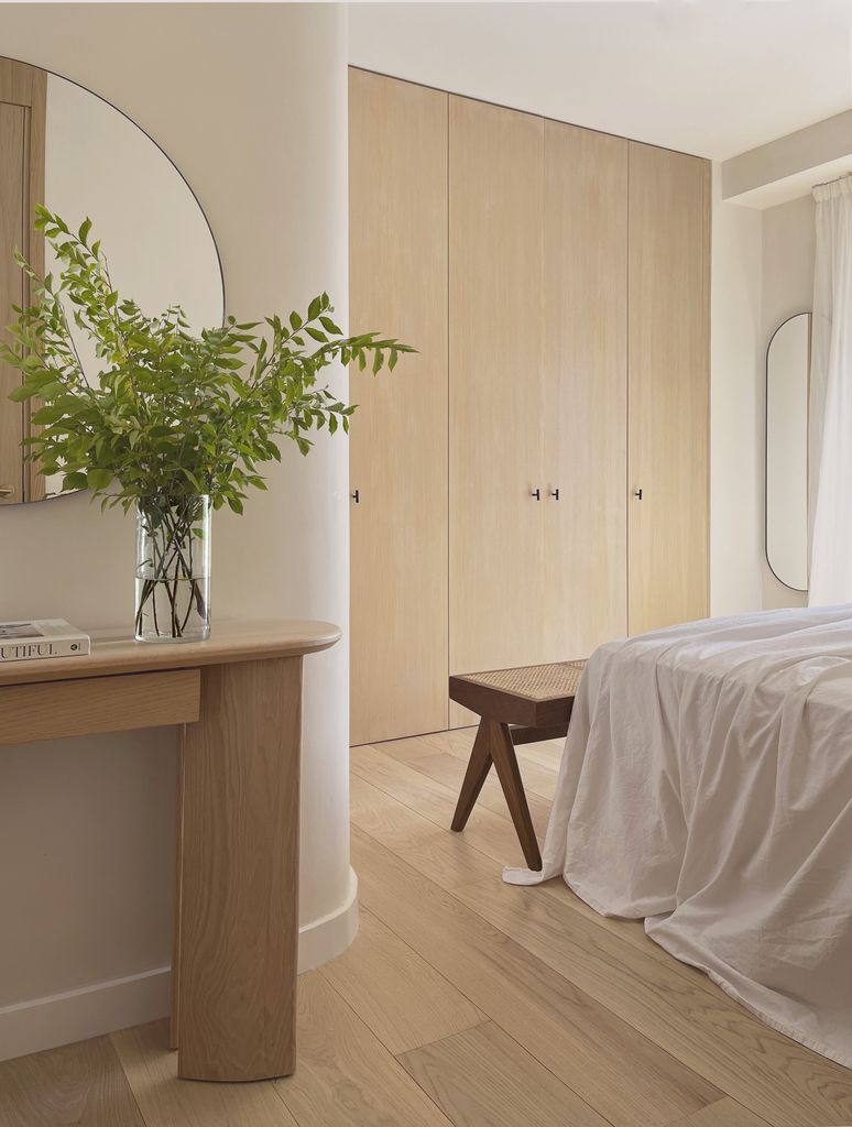 Dormitorio decorado en tonos neutros