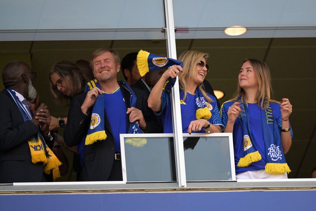 Los Reyes de Holanda junto a la princesa Ariane viendo el Ecuado-Curaçao