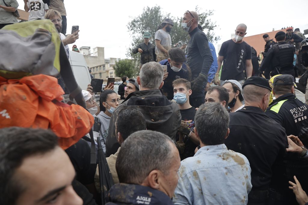 Rey Felipe entre la multitud en su visita a las zonas afectadas por la DANA