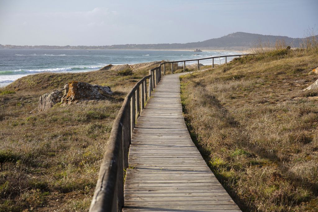 Pasarela de madera en el Parque Natural de Corrubedo, A Coruña