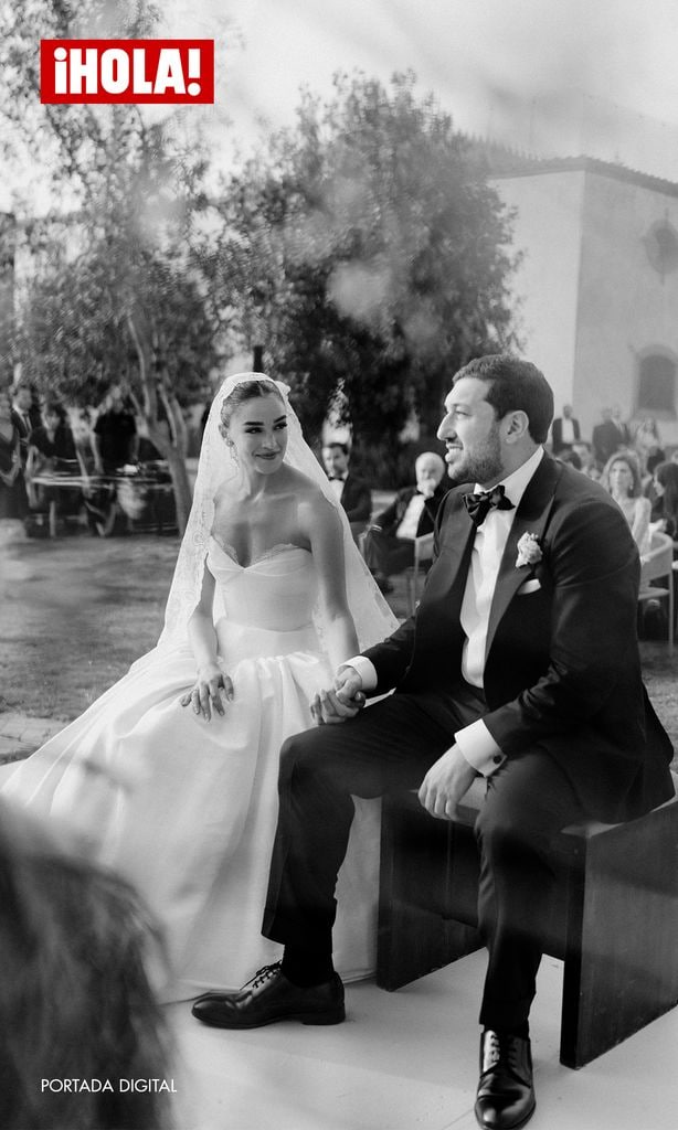 Fotos: AGBA WEDDINGS | Vestido: Lorena Formoso | Pendientes y alianzas: Rabat | Makeup: Sisley | Flores: Granada
