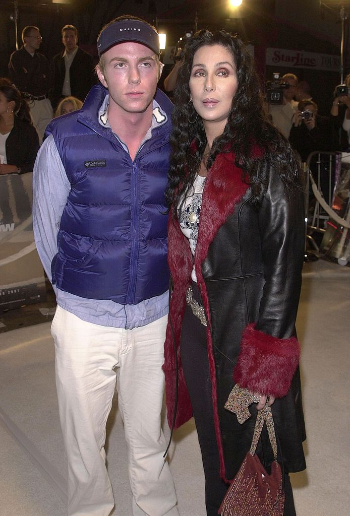 Cher y su hijo Elijah Blue Allman en la premiere de "Blow" en marzo de 2001 en el Mann's Chinese Theatre de Hollywood