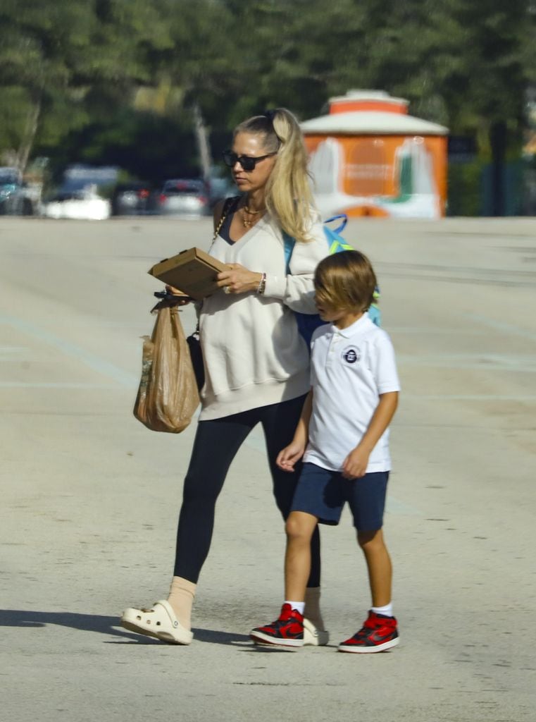 En medio de su embarazo, Anna Kournikova ha dejado ver que es una mamá dedicada.