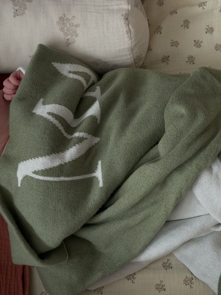 La recién nacida, con una manta con una 'M', de Maila