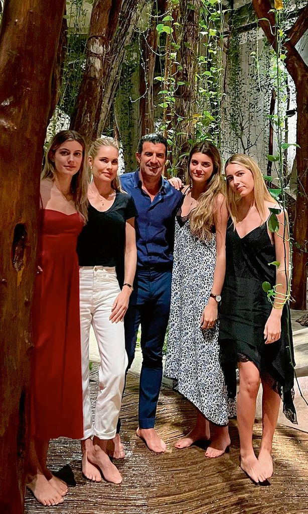 HOLA 4096. Luis Figo junto a su mujer Helen Svedin y sus hijas Daniela, Stella y Martina.