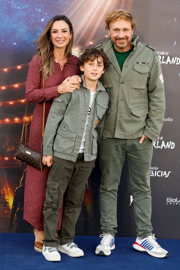 Juan Peña, Sonia González y su hijo Tristán en el estreno de 'The Island of Neverland' en Madrid
