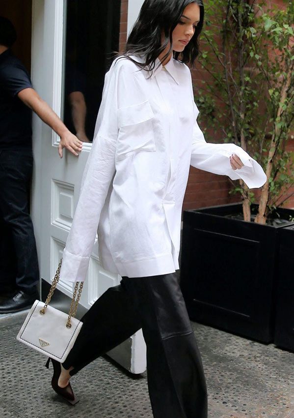 Kendall Jenner con vestido camisero de lino de Juan Vidal
