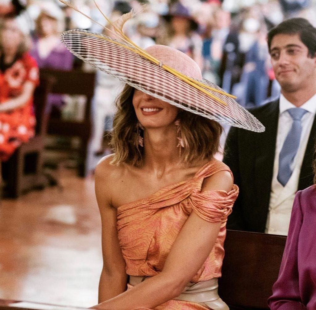 Peinado con ondas y pamela para invitadas con media melena