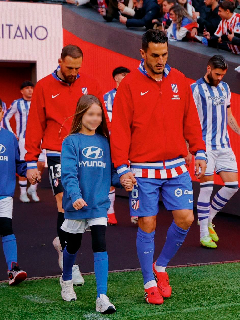 Francesca saliendo al campo junto a Koke