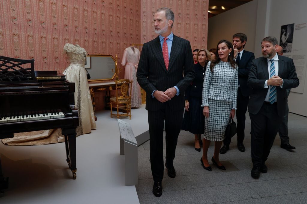 Los Reyes, contemplando alguno de los obejtos personales de Victoria Eugenia de Battenberg