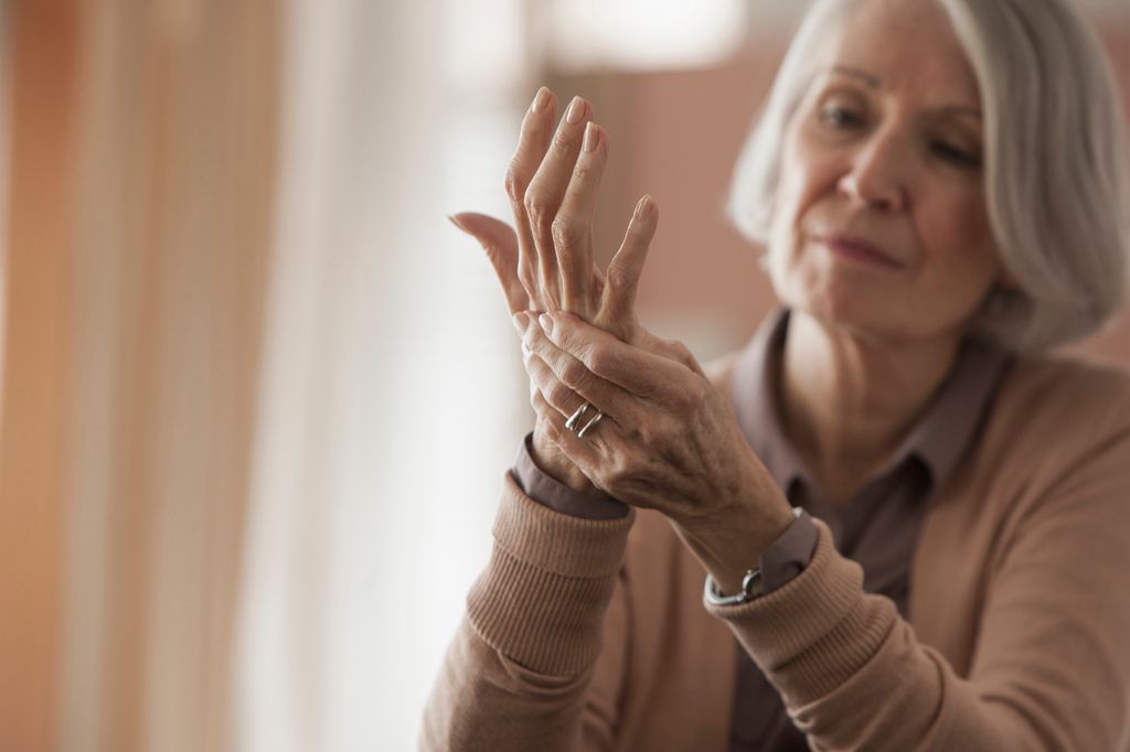 mujer madura con dolor de manos
