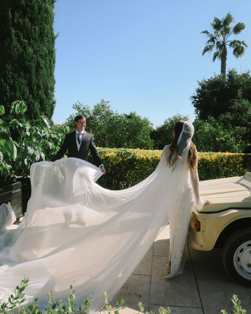 Look de novia con bordados de Castellar Granados