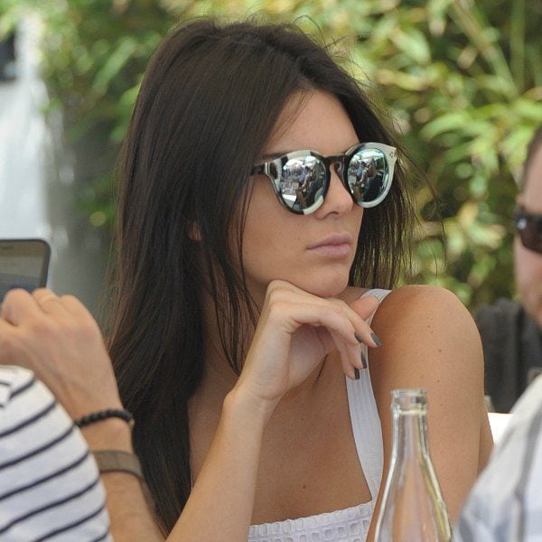 La chica de moda, Kendall Jenner, con la gafa de moda, con espejo plateado hiperreflectante y montura de concha gruesa.
