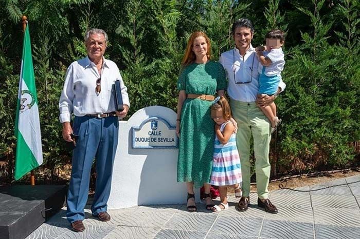  La emoción de Olivia de Borbón y Julián Porras-Figueroa al darle un calle al padre de ella