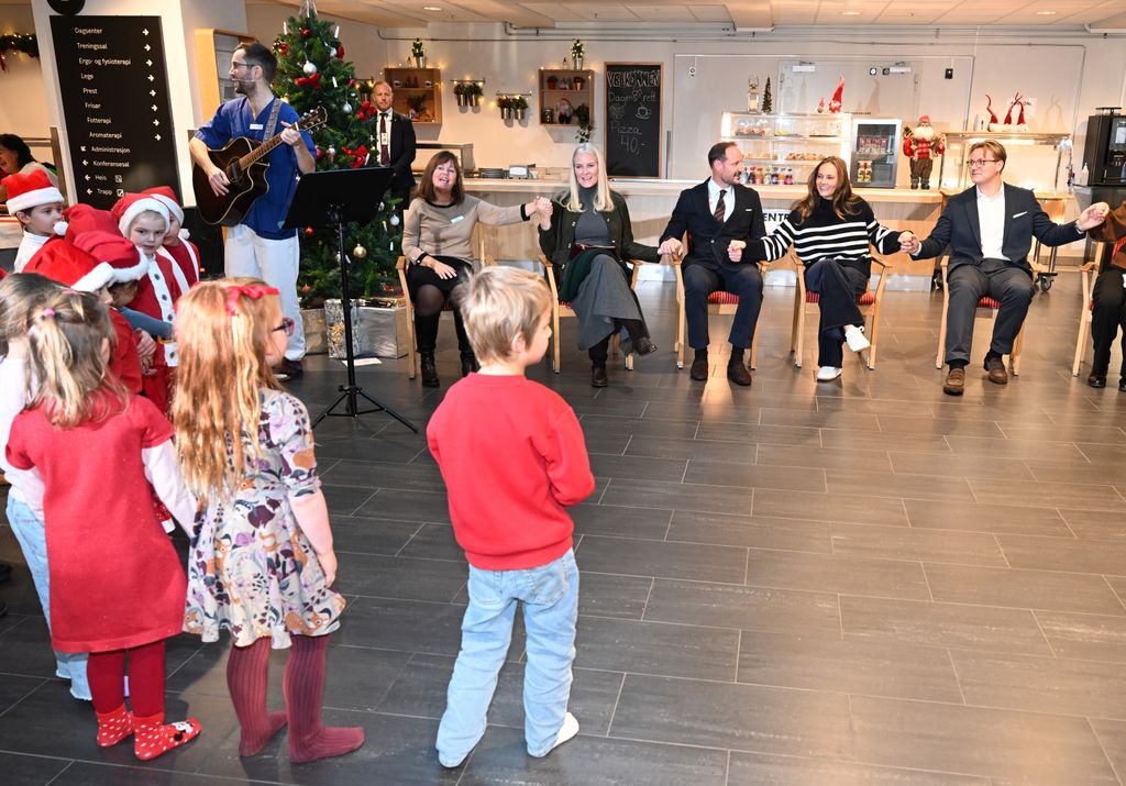 La princesa Ingrid ha centrado la mayoría de los actos de estas dos últimas semanas, pero también se ha aprovechado la incorporación de su hermano pequeño, el príncipe Sverre, para dar una imagen de continuidad, unión y estabalidad que llevaba tiempo sin producirse en la Casa Real de Noruega