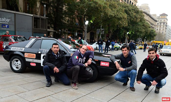 En los últimos meses, Guillermo, que es la segunda vez que participa en este rally aunque la primera como piloto, ha dedicado parte de su tiempo a preparar su Lancia, con el que junto al equipo posa orgulloso
