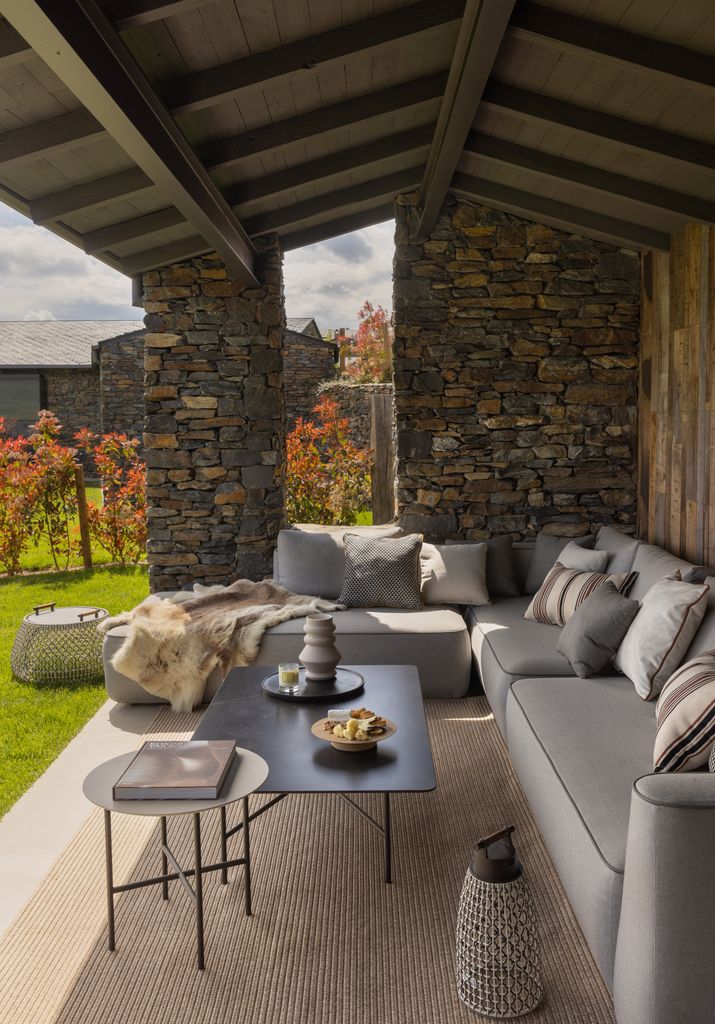 Porche con salón de verano con sofá y chaise longue