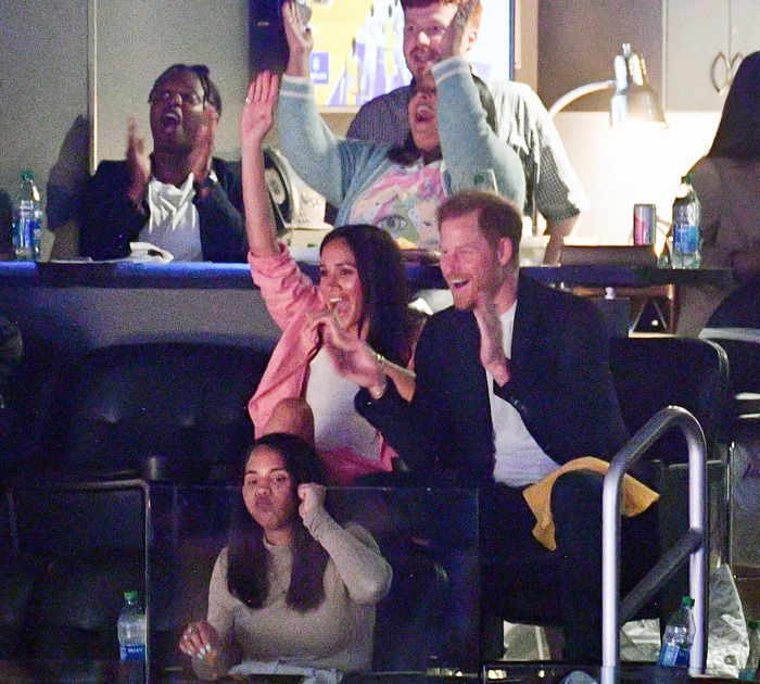 Harry y Meghan en un partido de baloncesto en Los Ángeles