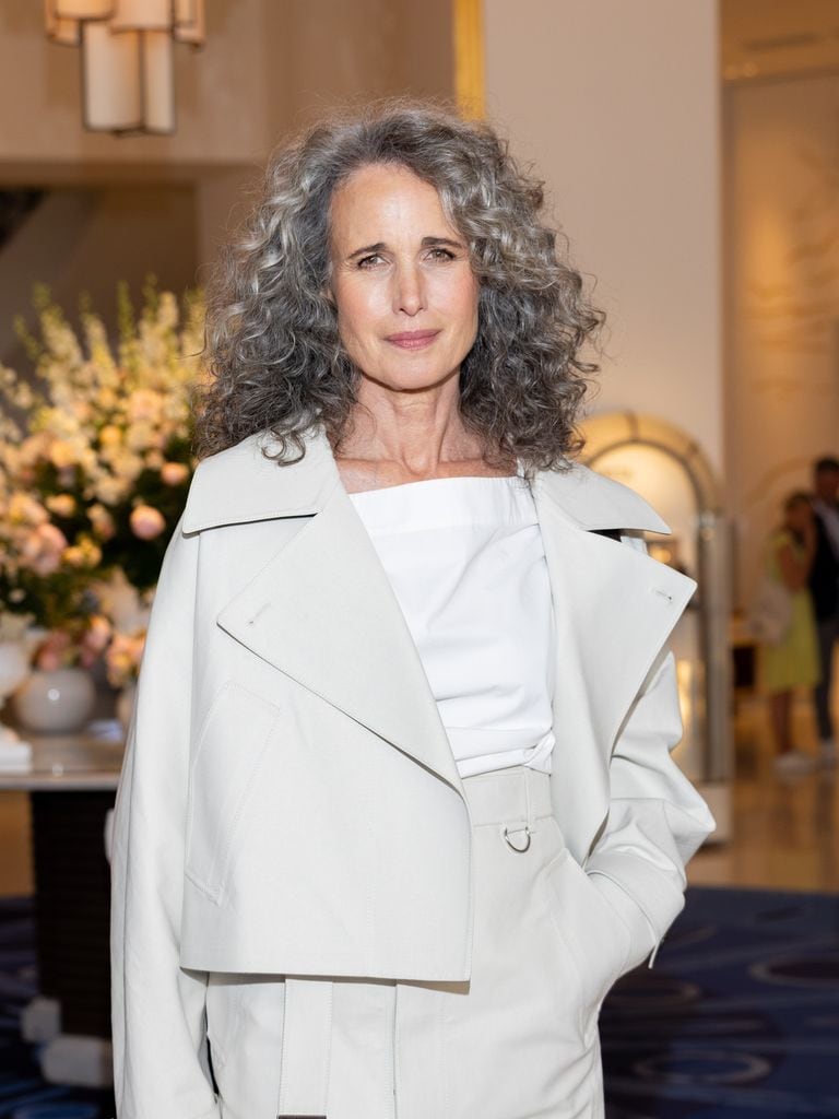 Dejar las canas al natural es una decisión cada vez más popular 