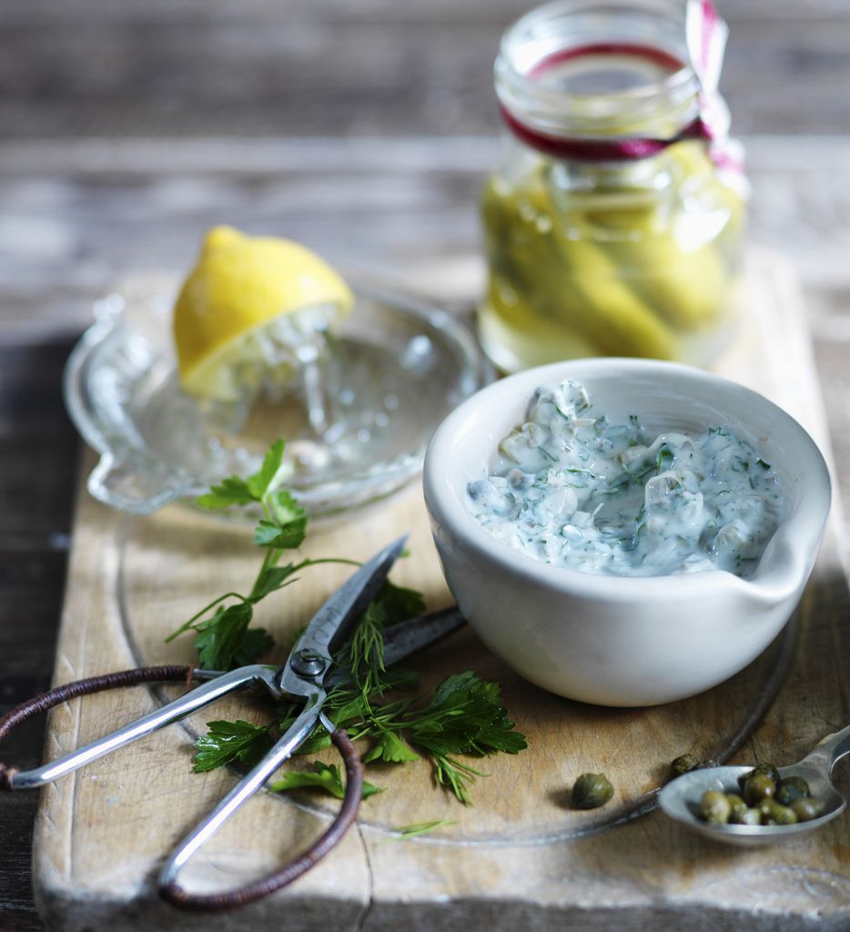 Mayonesa, pepinillos, alcaparras y hierbas aromáticas, ingredientes principales de esta salsa.