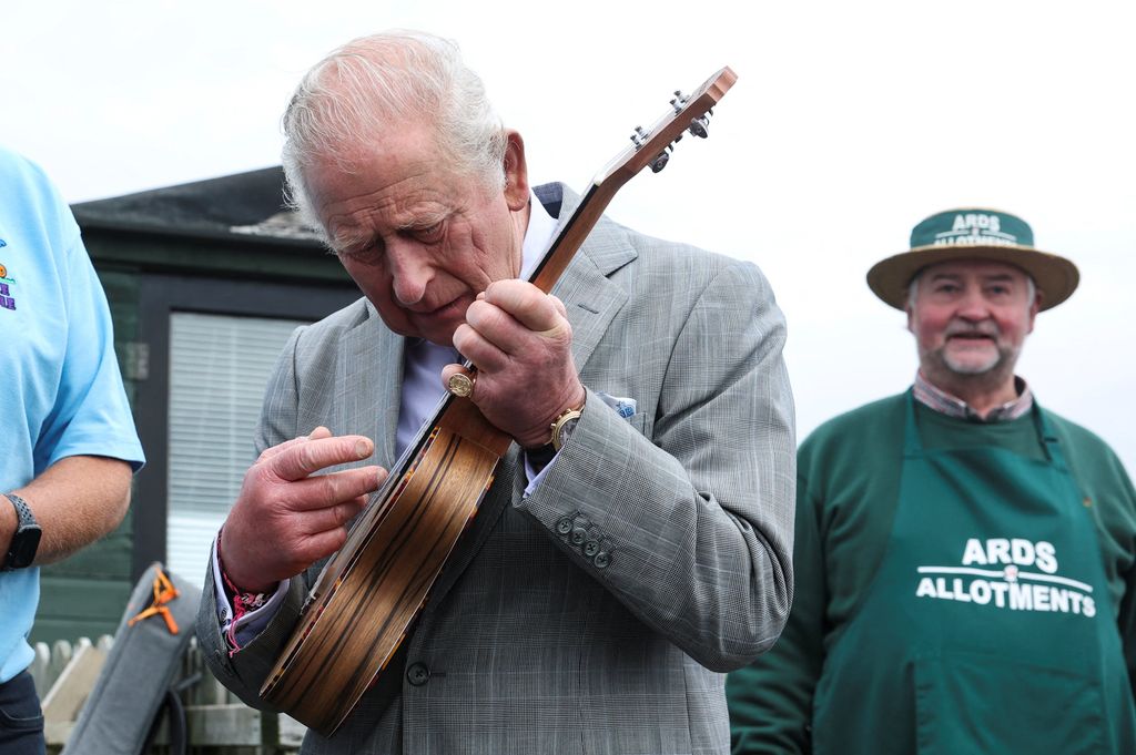 Carlos III tocando un ukelele