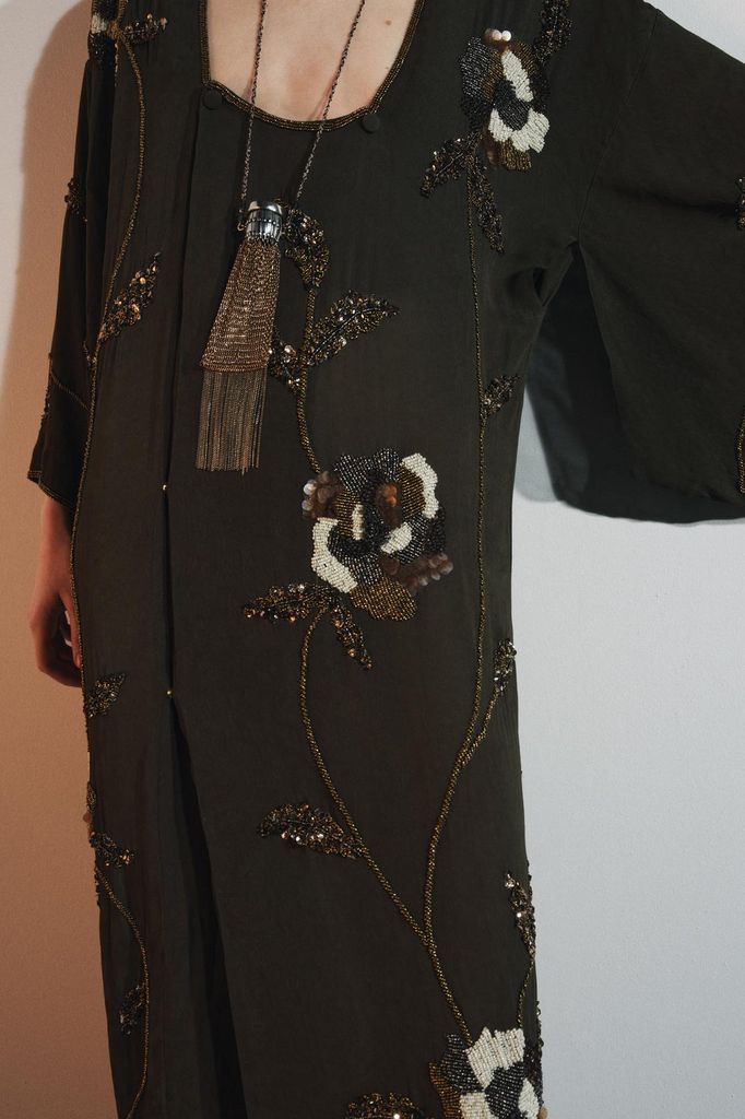 Vestido de invitada de invierno de Zara estilo kaftán con bordados joya