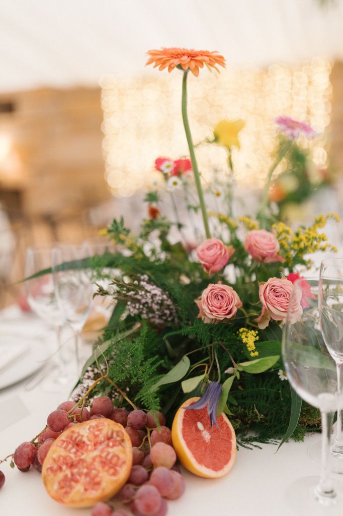 Decoración de bodas de otoño con frutas y flores