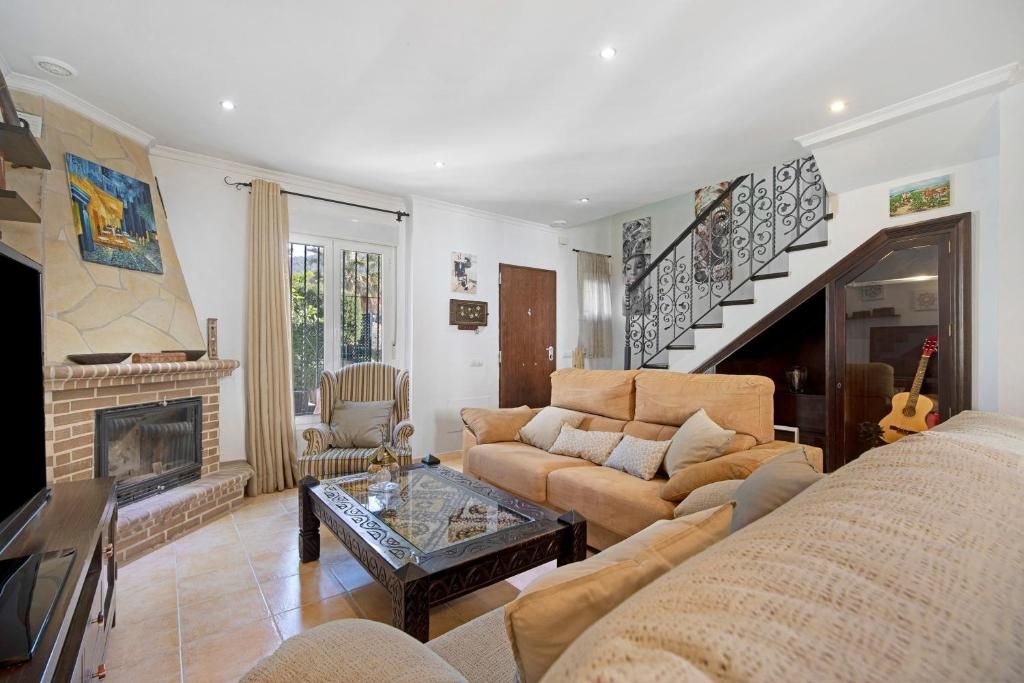 Así es el salón de Villa Viruta, la casa rural que alquilan Beatriz Trapote y Víctor Janeiro en El Bosque