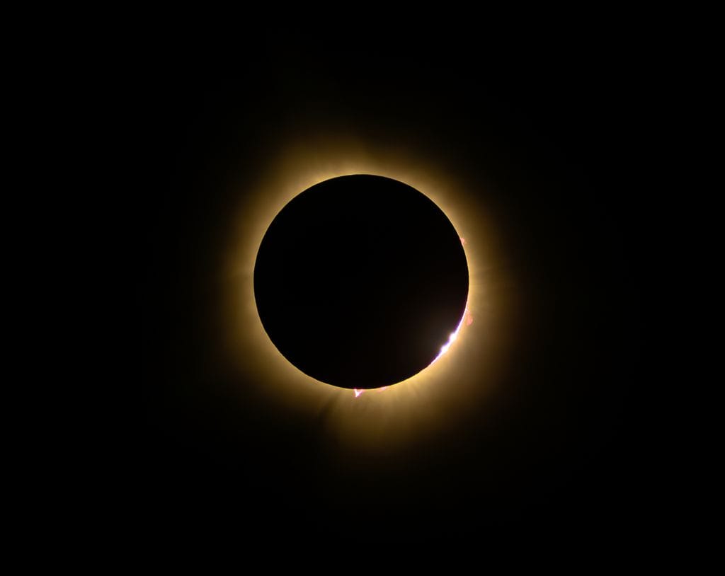 Las perlas de Baily, también conocidas como el collar de perlas, aparecen solo durante unos segundos justo antes y después de la totalidad del eclipse solar