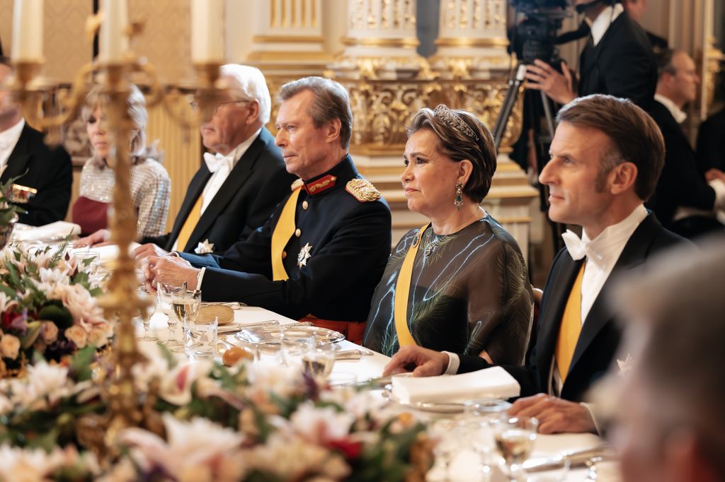 Enrique de Luxemburgo y su esposa, María Teresa de Luxemburgo, sentados junto a Emmanuel Macron en la cena de gala en el Palacio Gran Ducal 