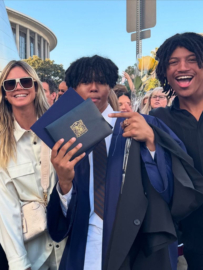 Heidi en la graduación de su hijo como una madre orgullosa