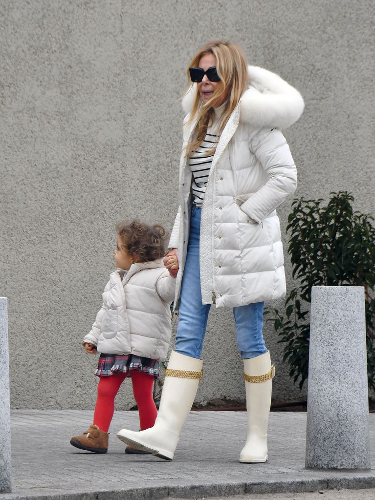 Ana Obregón paseando con Anita por Madrid