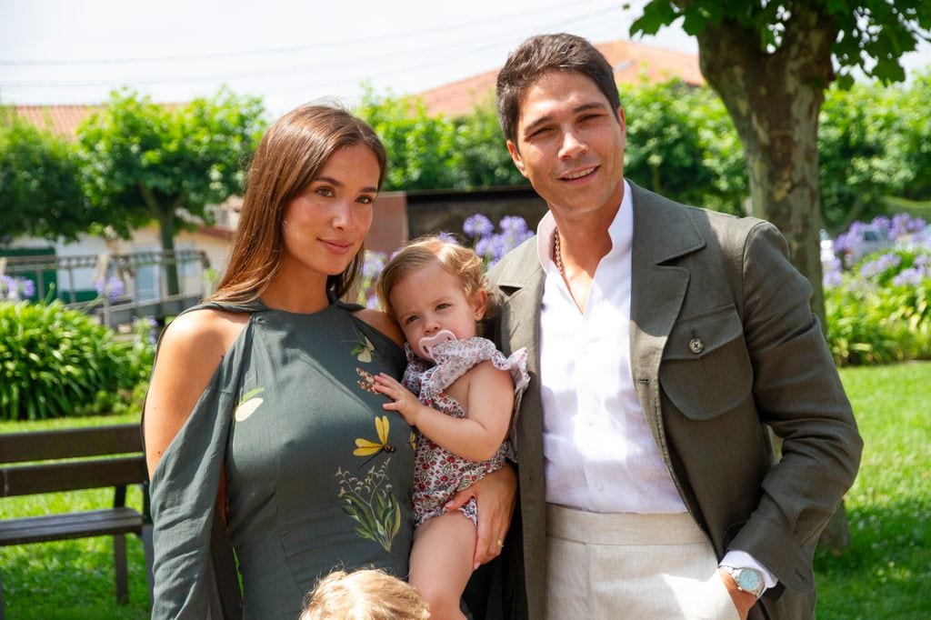 María Pombo con su marido, Pablo Castellanos, y la pequeña Vega