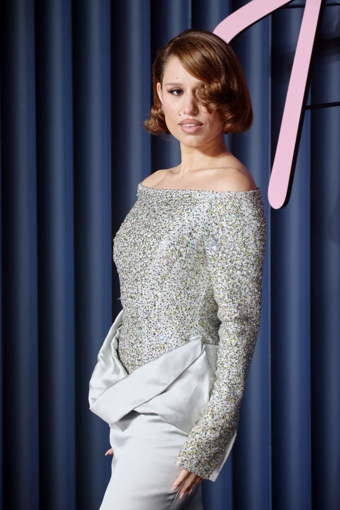 Raye cantó en la ceremonia de los premios. 