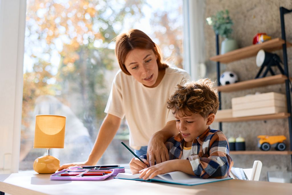 madre ayudando a su hijo que está haciendo los deberes