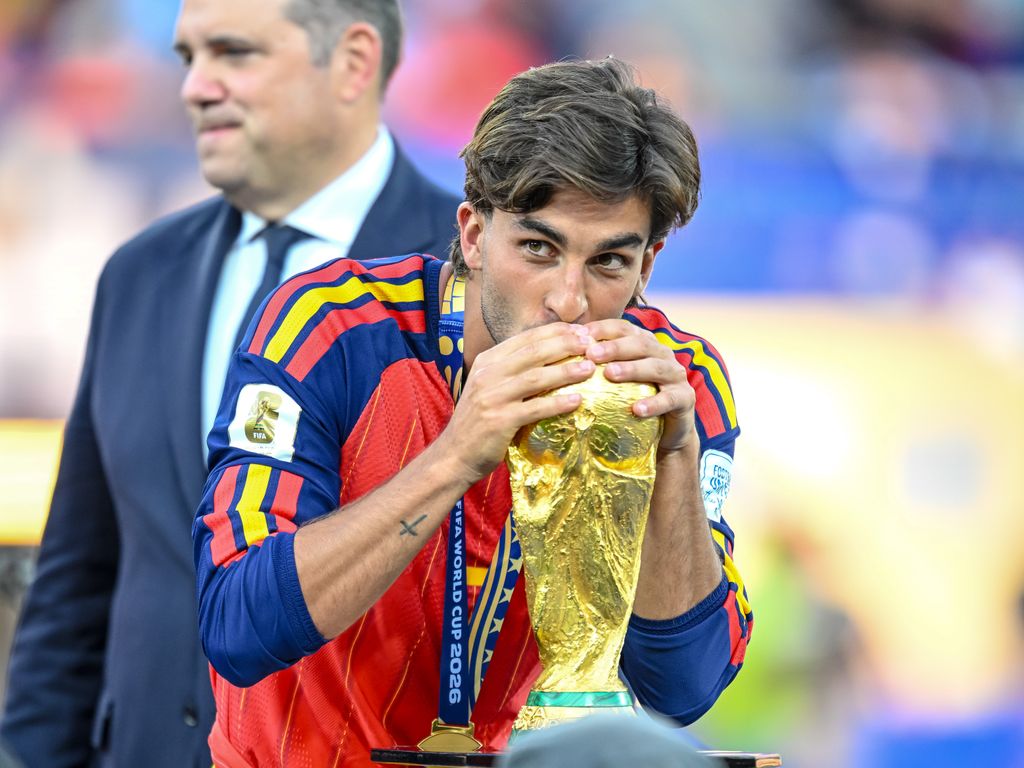 Ferran Torres besando la copa del Mundial en Nueva York