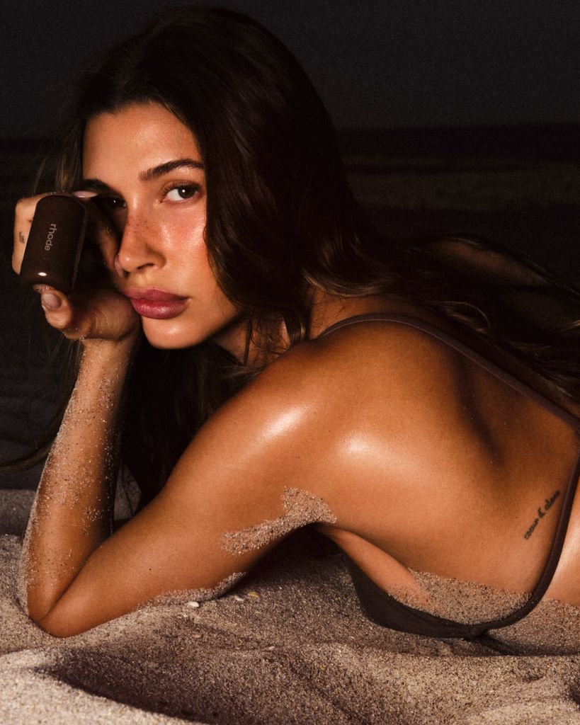 Hailey Bieber en la cuenta de su marca, Rhode