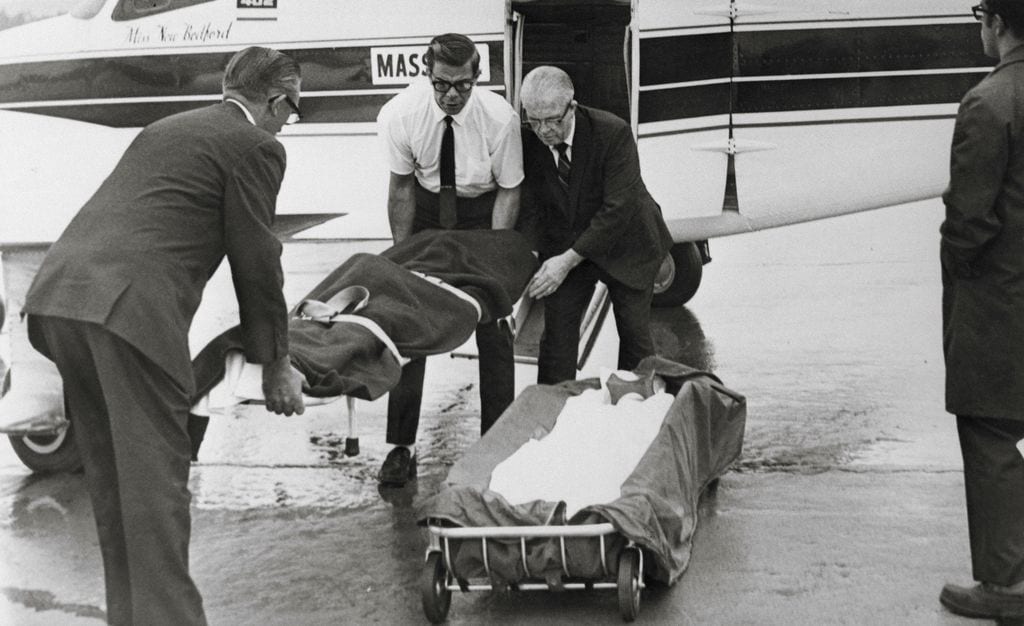 Traslado del cuerpo sin vida de Mary Jo Kopechne: comenzaba uno de los episodios más turbios de la vida política de los Kennedy