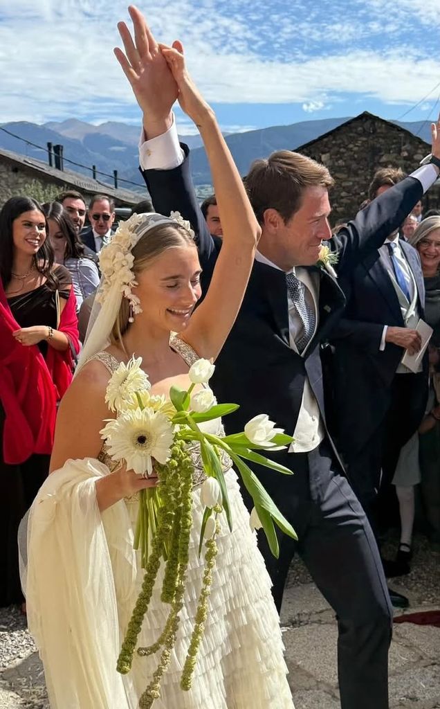 Novia de Teresa Helbig con velo Julieta con flores