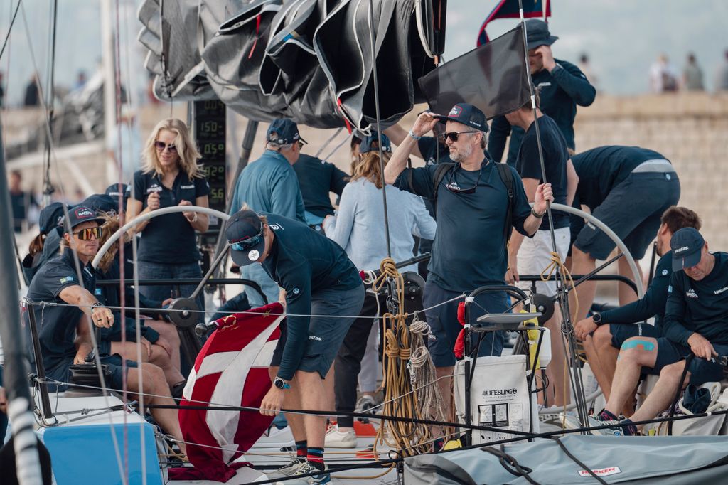 El rey Federico a bordo de 'Nanoq', el barco con el que compite