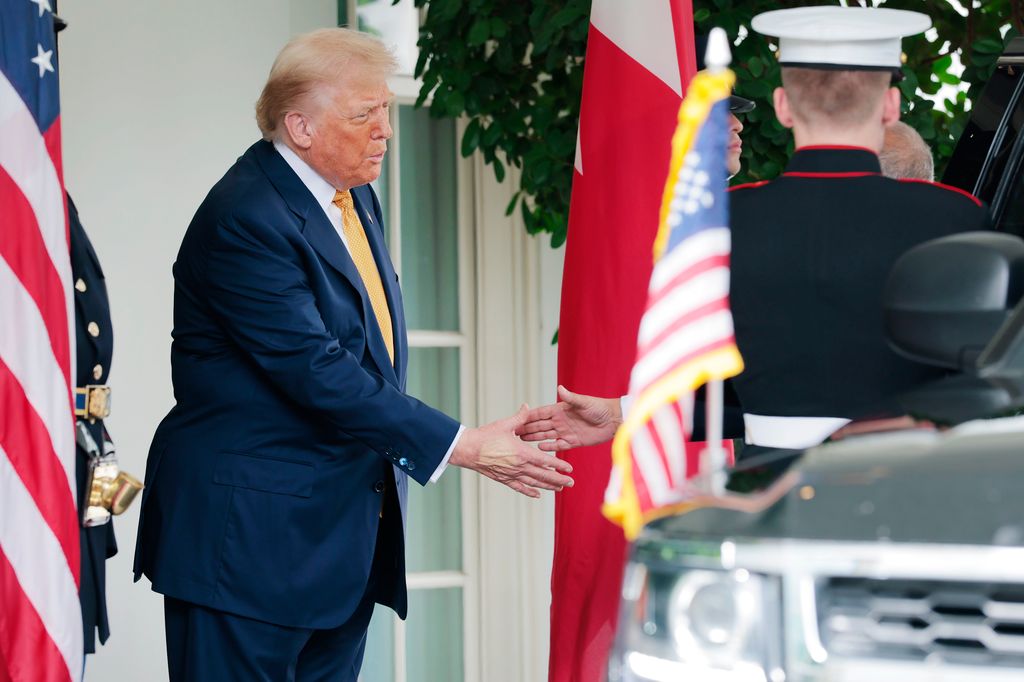 El presidente Donald Trump saludando al príncipe heredero de Bahrain Salman bin Hamad Al Khalifa a su llegada a la Casa Blanca, el pasado 16 de julio.