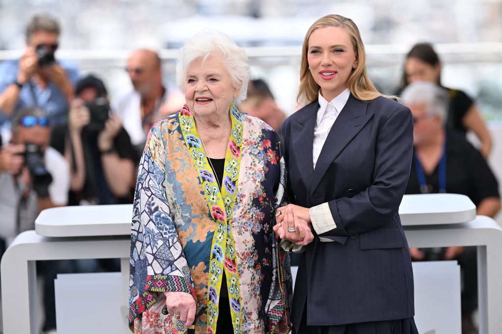 June Squibb, protagonista de "The Great Eleanor" posa con Scarlett Johansson en el Festival de Cannes.