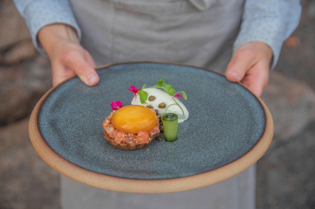 Curada con salsa de soja, la yema se vuelve más densa y cremosa, y resulta ideal para untar o servir como salsa.