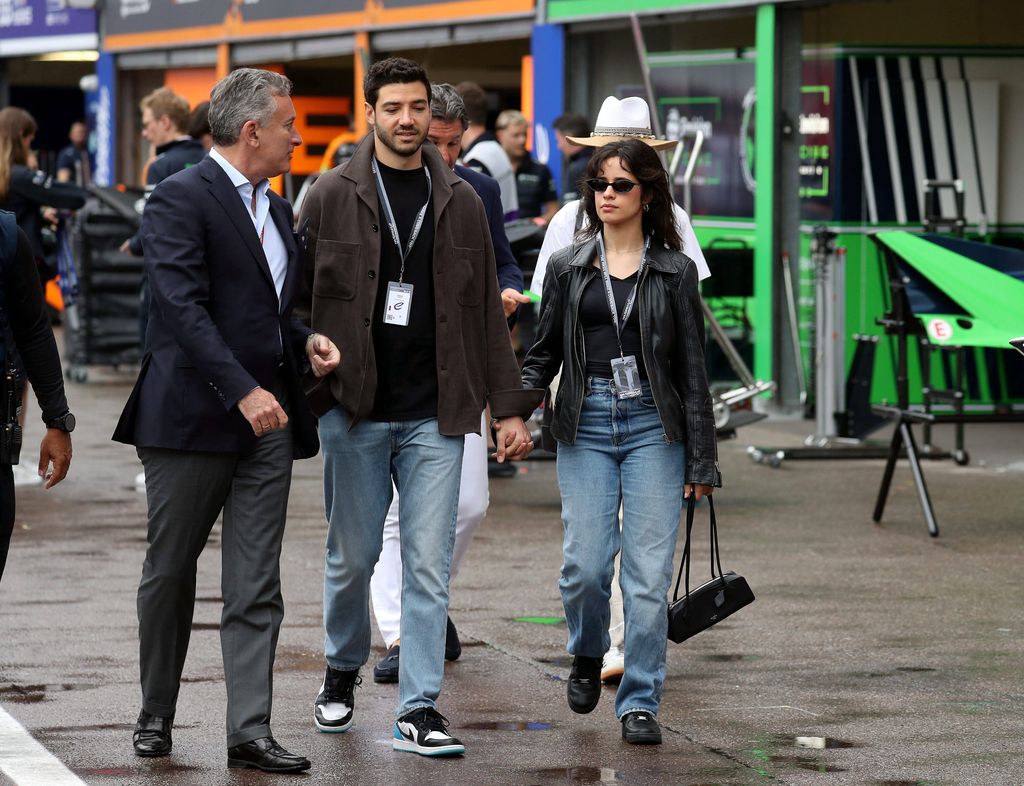 Camila Cabello et son compagnon Henry Junior Chalhoub avec Alejandro Agag, fondateur du championnat de Formule E durant le Monaco E-Prix 2025, Round 7, le 4 mai 2025