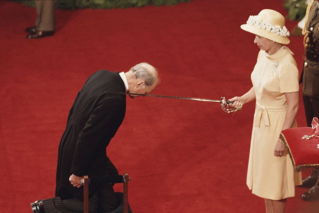 La reina Isabel II otorgando un título de caballero en Wellington durante su gira por Nueva Zelanda, en 1977. 