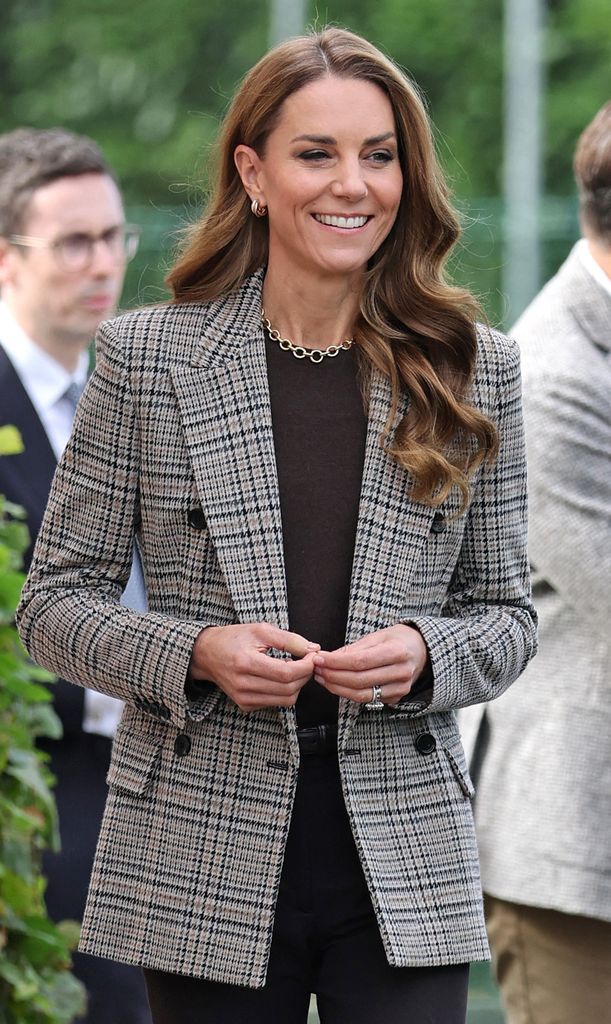Kate Middleton con blazer de cuadros y mocasines en un paseo por el campo