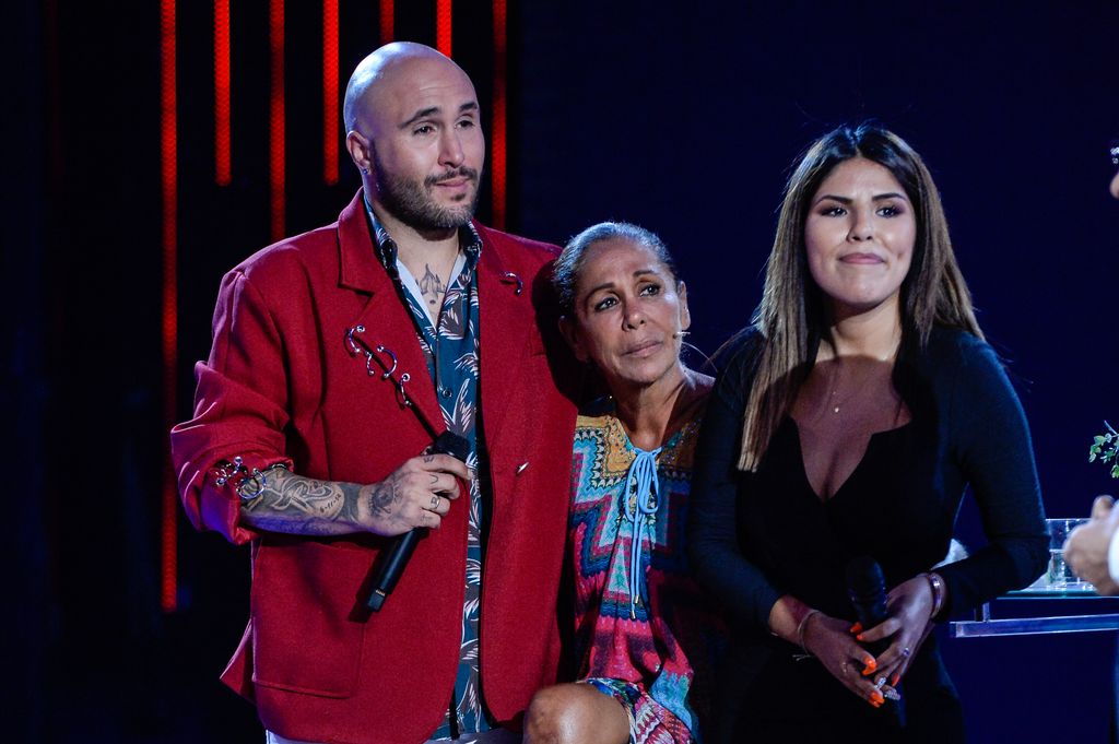 Isabel Pantoja con sus hijos Kiko e Isa en el plató de Supervivientes, 11 de julio de 2019, Madrid