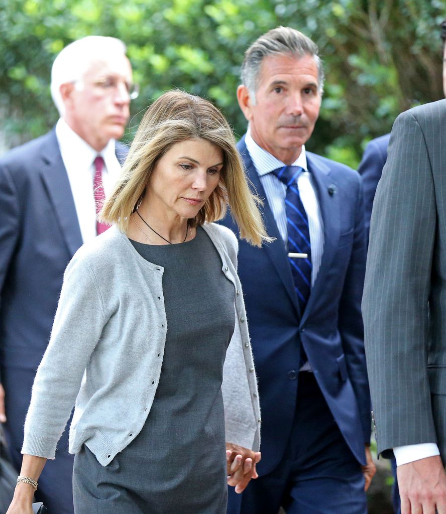 Lori Loughlin y Mossimo Giannulli en el juzgado en 2019