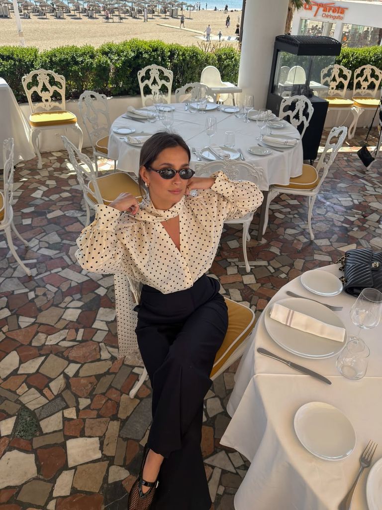 La 'influencer' no ha dudado en seguir la tendencia de los 'polka dots' para su 'look' de Lunes Santo en Málaga